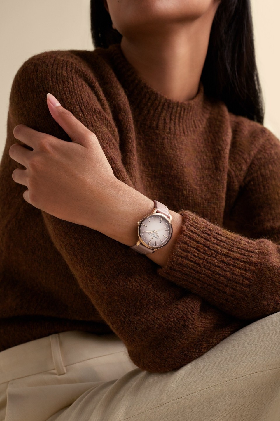 - Фото изделия в стиле Lifestyle - Часы - Patrimony с автоматическим подзаводом - 36.5 mm Розовое золото c Кожа аллигатора ремешком
