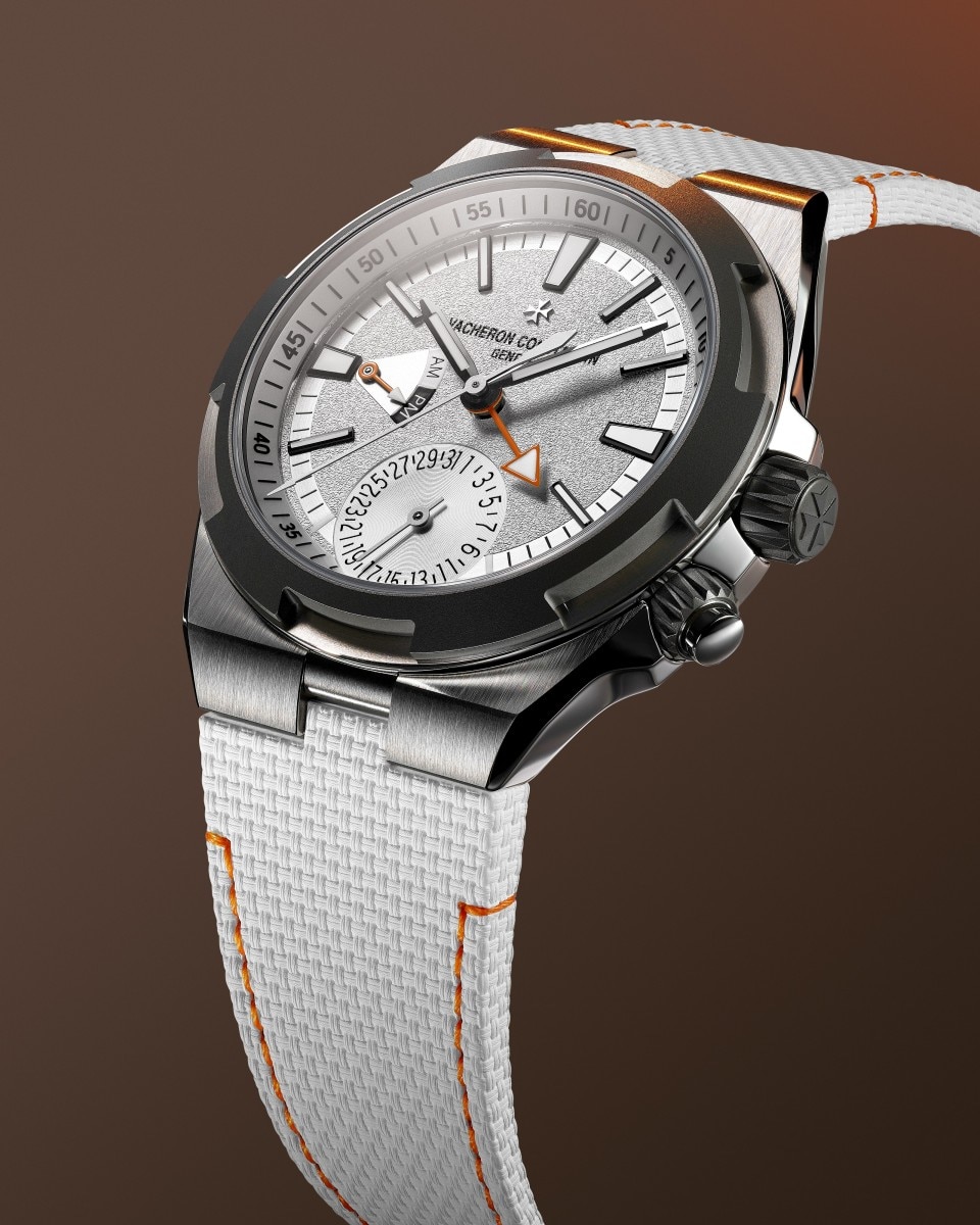 Vista a 3/4 - Packshot - Reloj - Overseas dual time Puntos Cardinales - Norte - 41 mm Titanio con Caucho, Titanio Correas