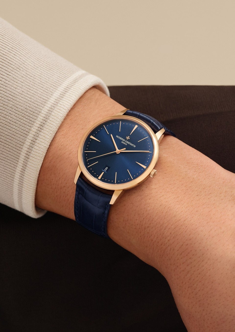 - Фото изделия в стиле Lifestyle - Часы - Patrimony с автоматическим подзаводом - 40 mm Розовое золото c Кожа аллигатора ремешком