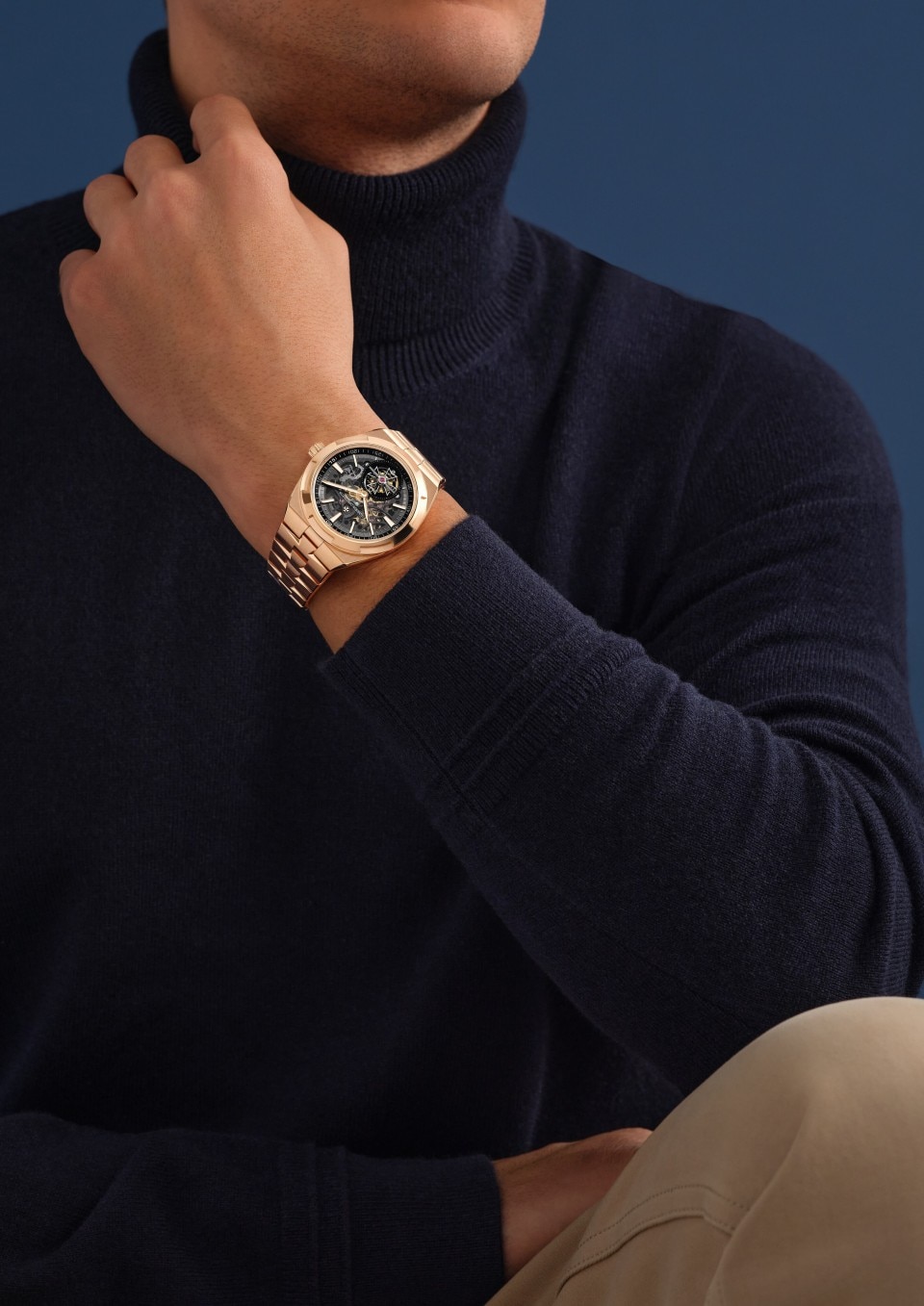 - Фото изделия в стиле Lifestyle - Часы - Overseas, модель «скелетон» с турбийоном - 42.5 mm Розовое золото c Кожа теленка с зернением, Каучук Ремешки