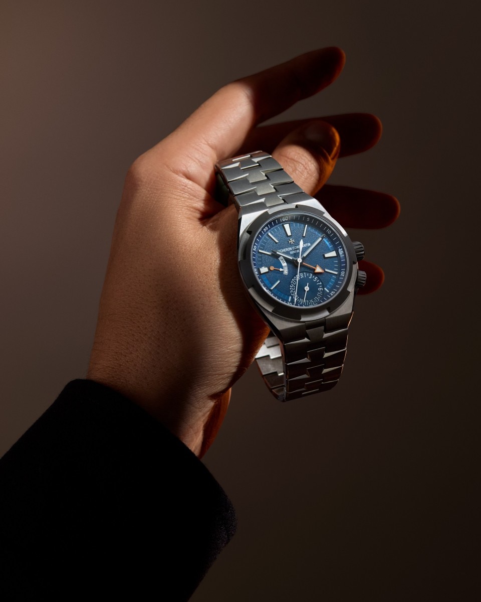 Alternative Ansicht - Lifestyle-Produktfoto - Uhr - Overseas Dual Time Cardinal Points - East - 41 mm Titan mit Kautschuk, Titan Armbänder