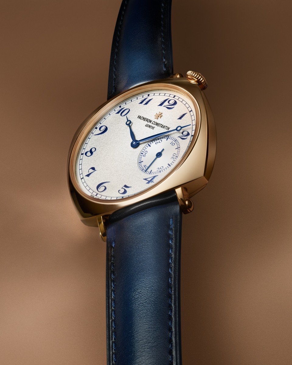3/4 view - Lifestyle product photo - Watch - Historiques American 1921 - 40x40 mm Pink Gold with Calfskin leather strap