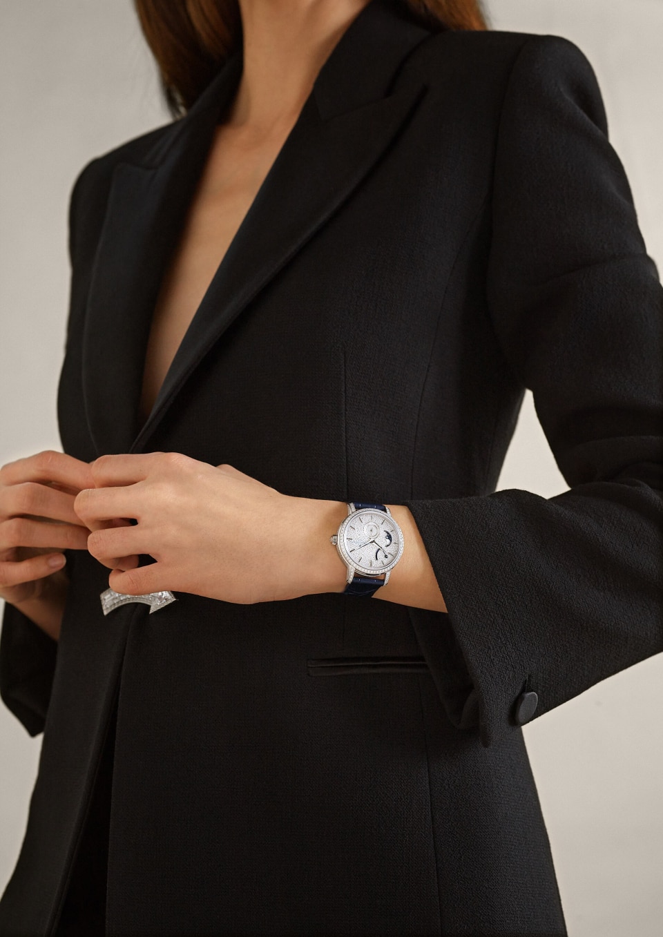  - صورة أسلوب حياة للمنتج - ساعة يد - تراديسيونل مون فايز - 37.5 مم ذهب أبيض مع جلد التمساح حزام