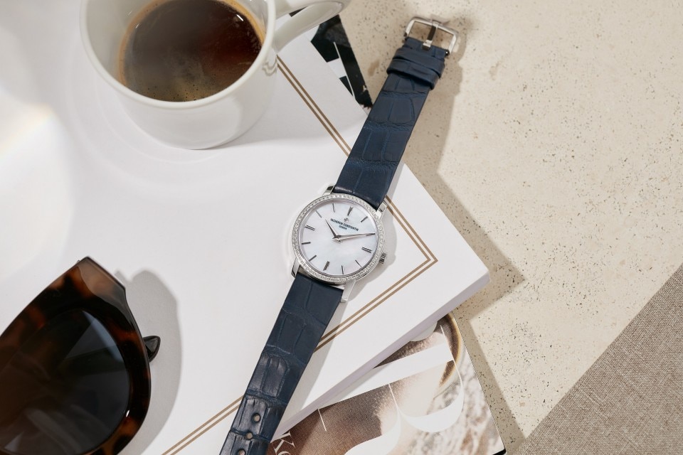 - Lifestyle product photo - Watch - Traditionnelle quartz - 30 mm White Gold with Alligator leather strap
