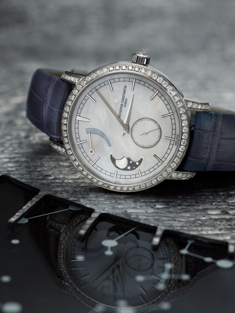 Other view - Lifestyle product photo - Watch - Traditionnelle moon phase - 36 mm White Gold with Alligator leather strap