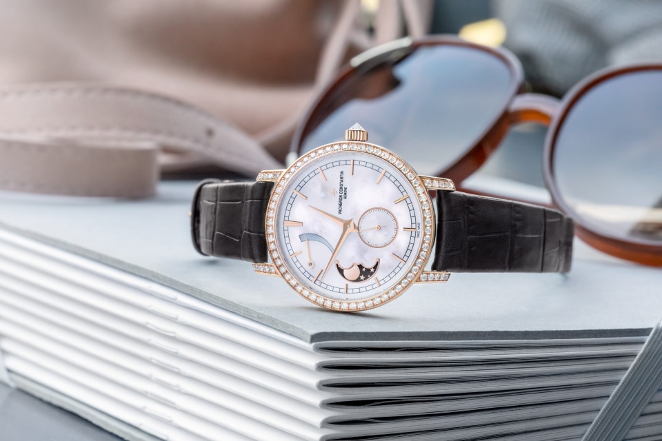 Other view - Lifestyle product photo - Watch - Traditionnelle moon phase - 36 mm Pink Gold with Alligator leather strap