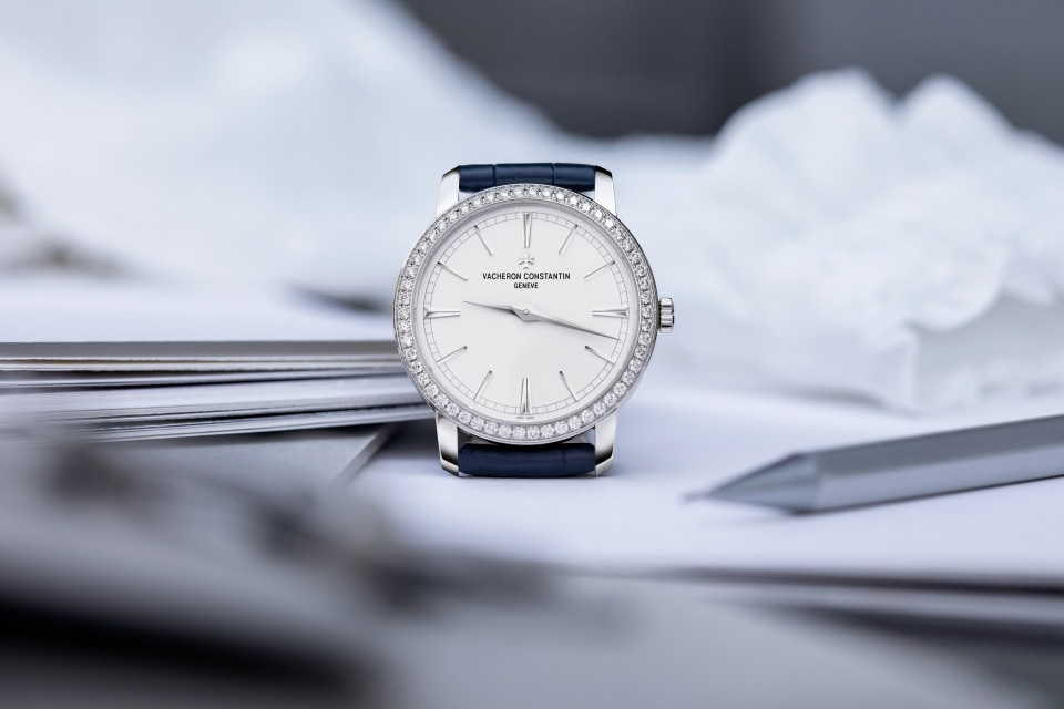 Other view - Lifestyle product photo - Watch - Traditionnelle manual-winding - 33 mm White Gold with Alligator leather strap