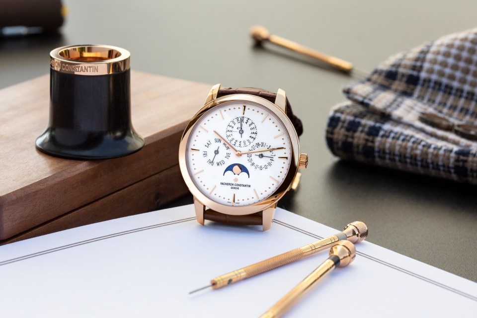 Outra visão - Foto do produto lifestyle - Relógio - Patrimony calendário perpétuo ultraplano - 41 mm Ouro rosa com Pele de crocodilo bracelete