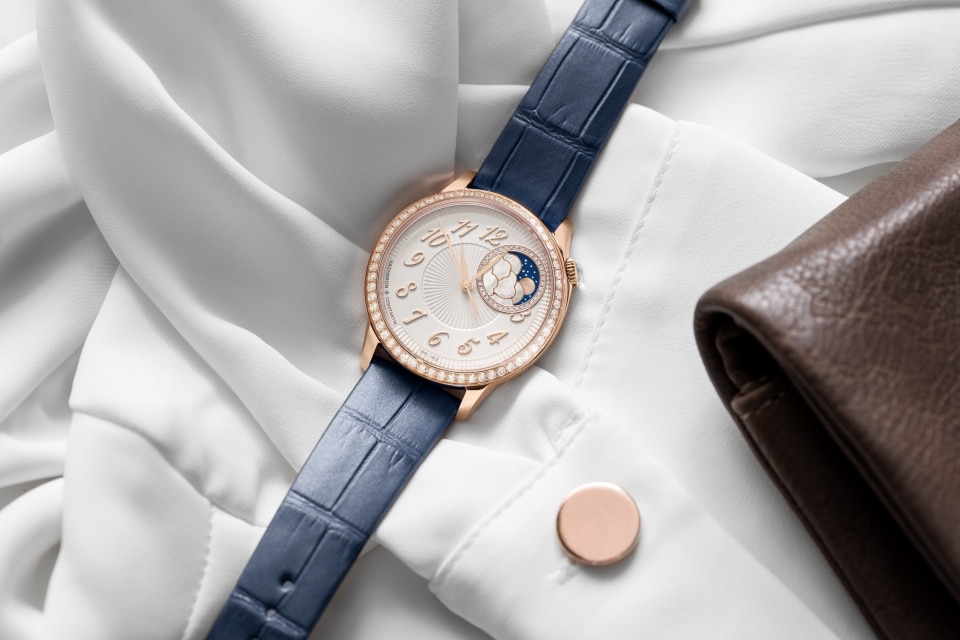 Altra prospettiva - Foto prodotto in contesto - Orologio - Égérie fasi lunari - 37 mm Oro rosa con Pelle di alligatore cinturino