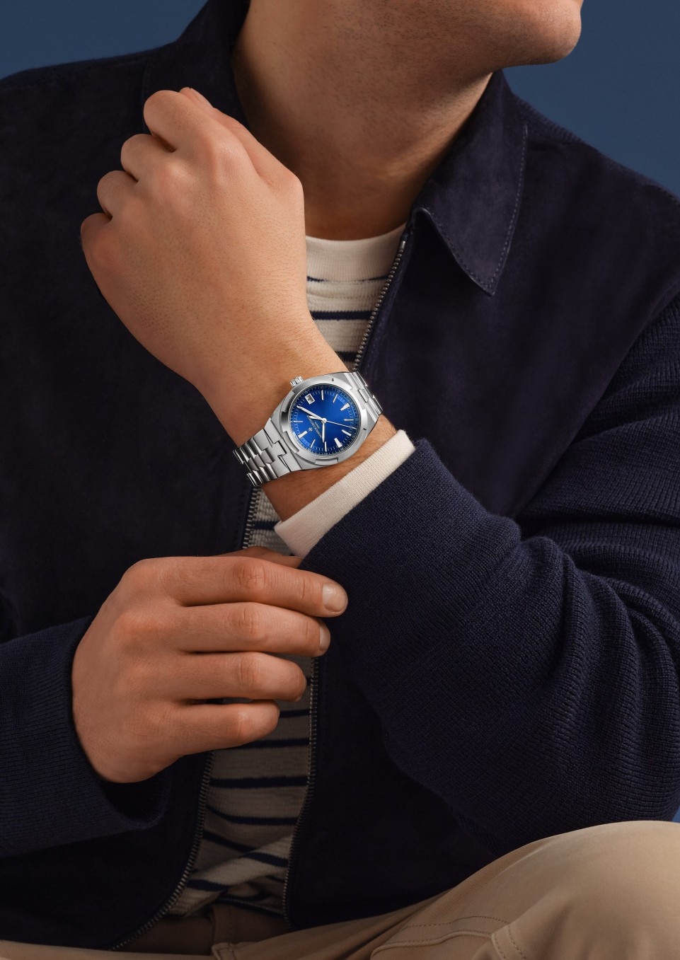 - Фото изделия в стиле Lifestyle - Часы - Overseas с автоматическим подзаводом - 41 mm Сталь c Кожа теленка с зернением, Каучук Ремешки