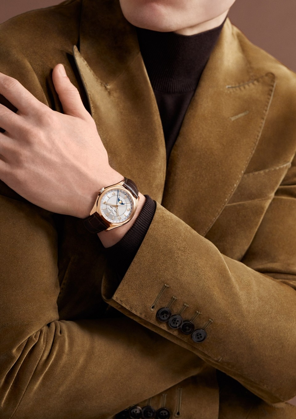 - Фото изделия в стиле Lifestyle - Часы - Fiftysix с полным календарем - 40 mm Розовое золото c Кожа аллигатора ремешком