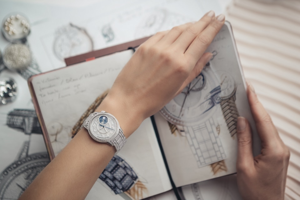 Autre vue - Photo produit lifestyle - Montre - Égérie phase de lune joaillerie - 37 mm Or blanc avec Or gris bracelet