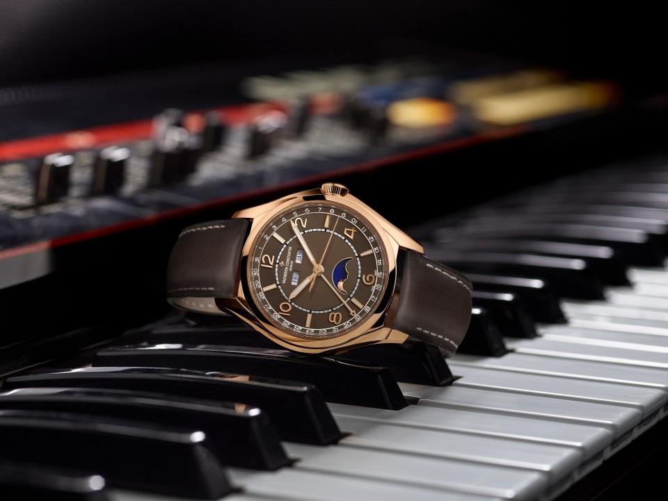Другие виды обзора - Фото изделия в стиле Lifestyle - Часы - Fiftysix с полным календарем - 40 mm Розовое золото c Кожа теленка ремешком