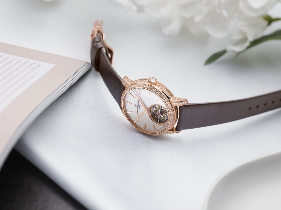 Другие виды обзора - Фото изделия в стиле Lifestyle - Часы - Traditionnelle с турбийоном - 39 mm Розовое золото c Атлас, Кожа аллигатора Ремешки