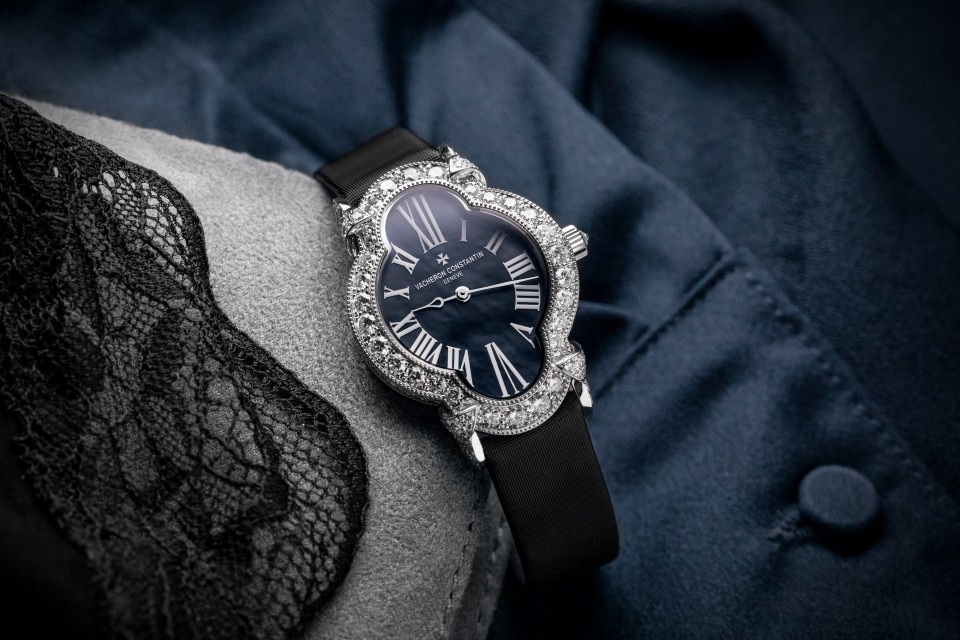 Другие виды обзора - Фото изделия в стиле Lifestyle - Часы - Heures Créatives Heure Romantique - 36.2x26.5 MM Белое золото c Атлас, Кожа аллигатора Ремешки