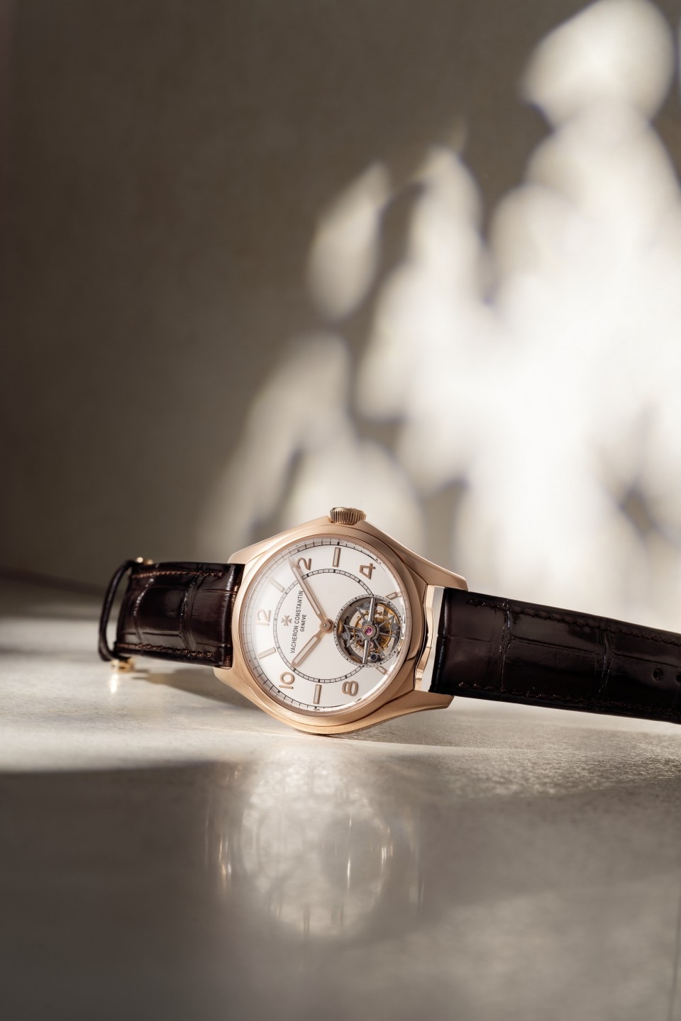 Другие виды обзора - Фото изделия в стиле Lifestyle - Часы - Fiftysix с турбийоном - 41 mm Розовое золото c Кожа аллигатора ремешком