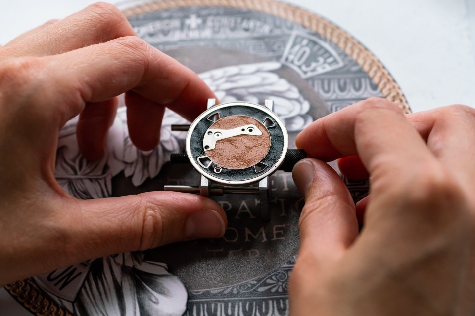 Другие виды обзора - Фото изделия в стиле Lifestyle - Часы - Métiers d'Art Посвящение великим цивилизациям - Victoire de Samothrace - 42 mm Белое золото c Кожа аллигатора ремешком