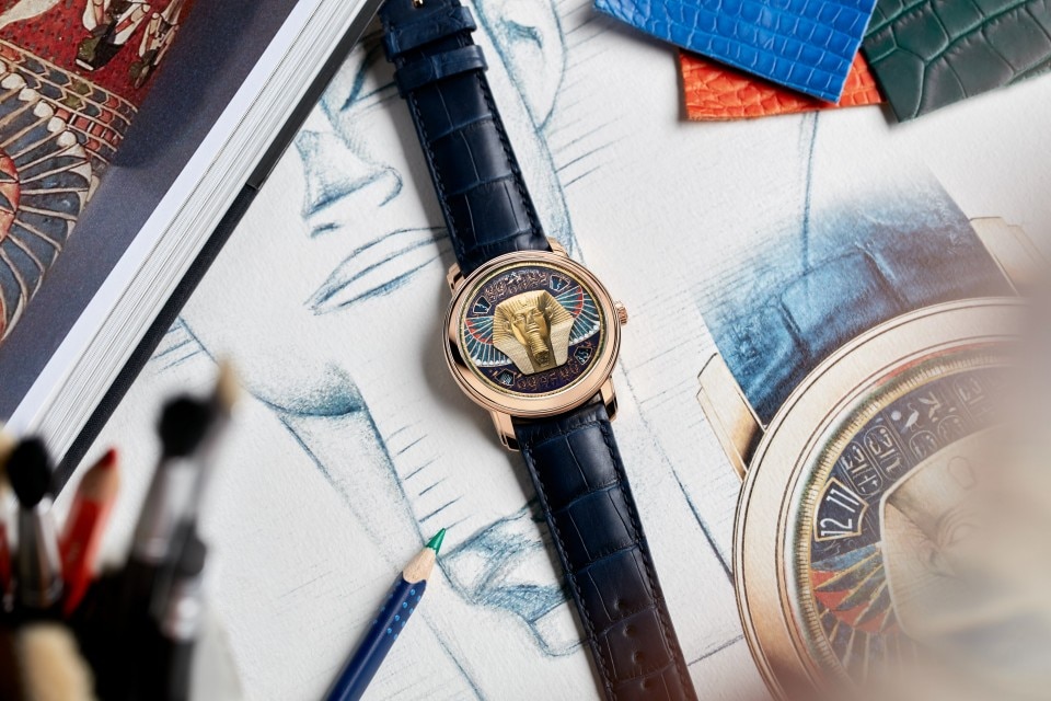 Другие виды обзора - Фото изделия в стиле Lifestyle - Часы - Métiers d'Art Посвящение великим цивилизациям - Grand sphinx de Tanis - 42 mm Розовое золото c Кожа аллигатора ремешком