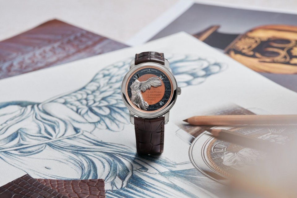Другие виды обзора - Фото изделия в стиле Lifestyle - Часы - Métiers d'Art Посвящение великим цивилизациям - Victoire de Samothrace - 42 mm Белое золото c Кожа аллигатора ремешком