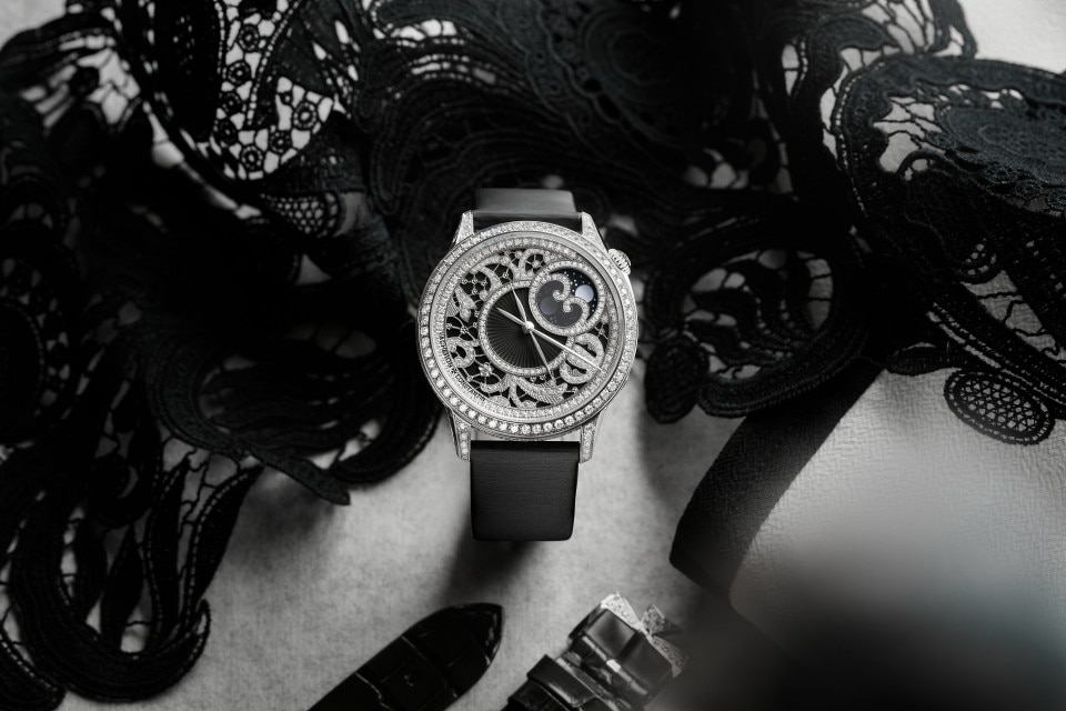Другие виды обзора - Фото изделия в стиле Lifestyle - Часы - ЧАСЫ Égérie Creative Edition - 37 mm Белое золото c Кожа аллигатора, Кожа теленка с сатиновым эффектом Ремешки
