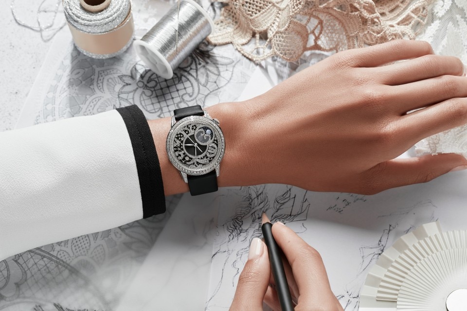 Другие виды обзора - Фото изделия в стиле Lifestyle - Часы - ЧАСЫ Égérie Creative Edition - 37 mm Белое золото c Кожа аллигатора, Кожа теленка с сатиновым эффектом Ремешки