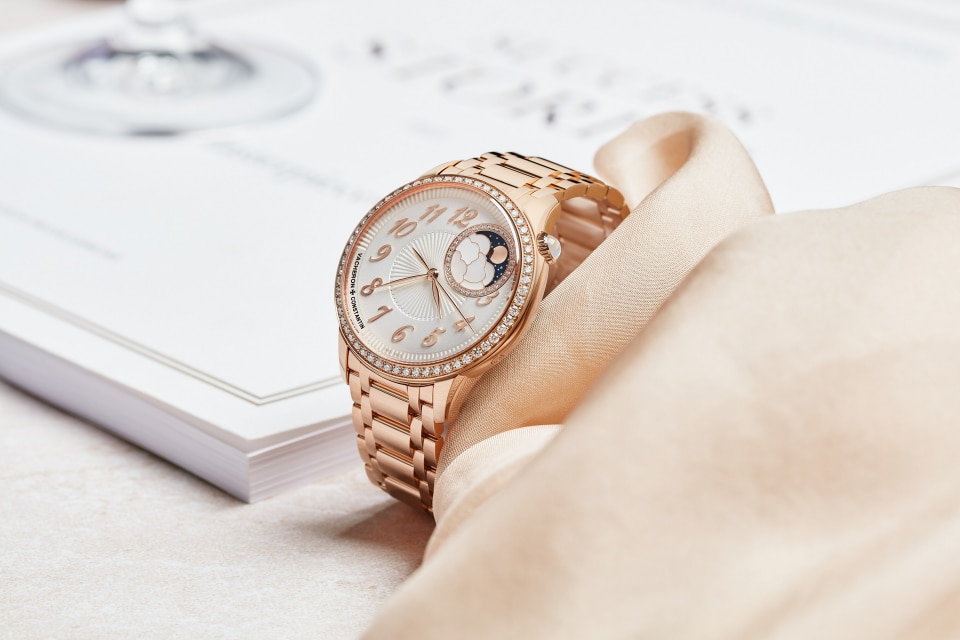 Sonstige Ansicht - Lifestyle-Produktfoto - Uhr - Égérie Mondphase - 37 mm Roségold mit 18-karätiges Roségold Armband