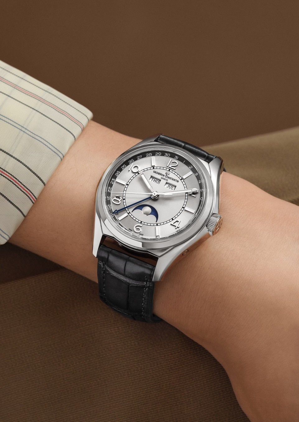- Фото изделия в стиле Lifestyle - Часы - Fiftysix с полным календарем - 40 mm Сталь c Кожа аллигатора ремешком