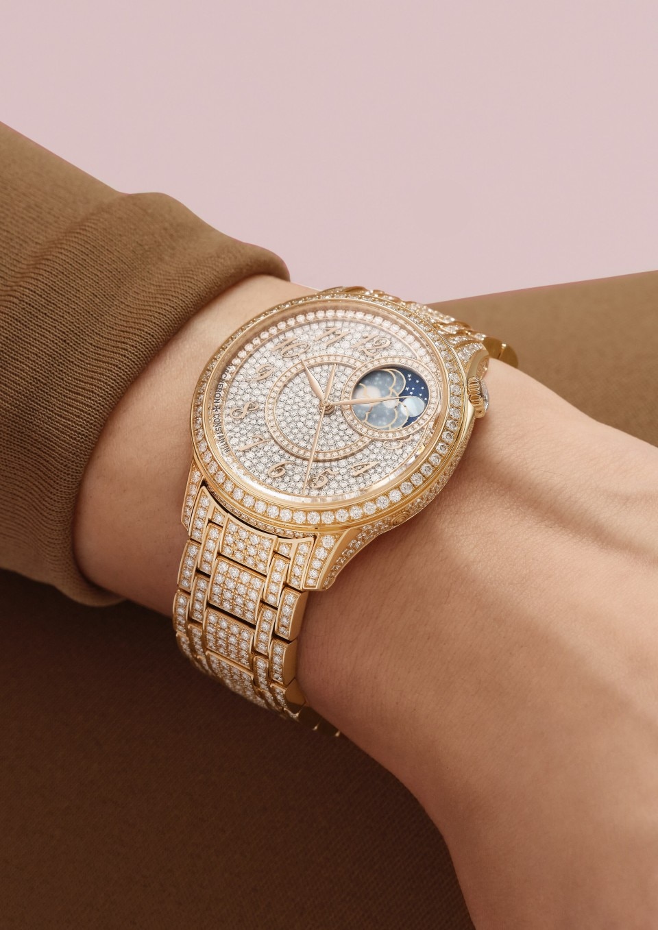 - Фото изделия в стиле Lifestyle - Часы - Égérie с указателем фаз Луны, ювелирная модель - 37 mm Розовое золото c ремешком