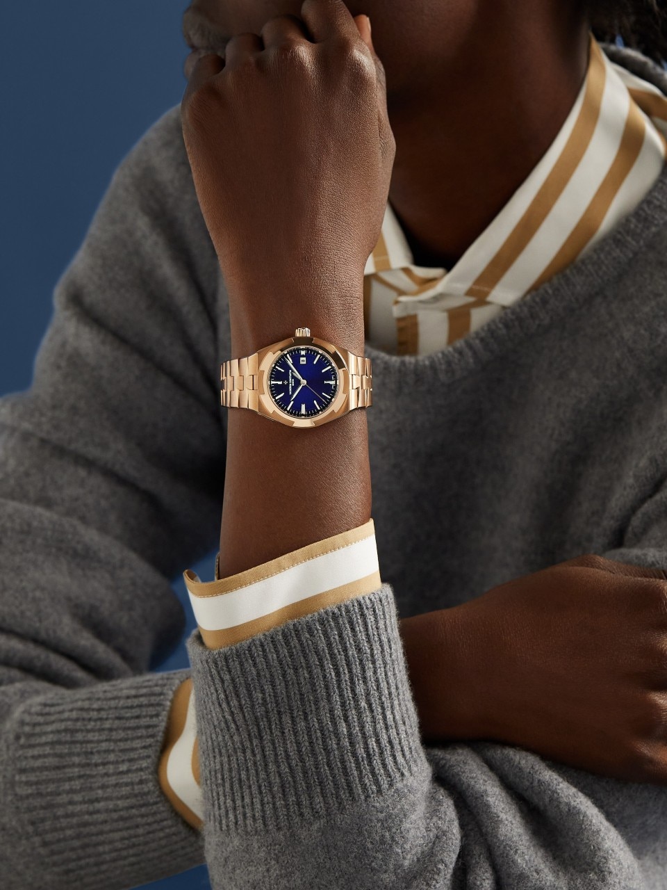 - Lifestyle product photo - Watch - Overseas self-winding - 34.5 mm Pink Gold with Rubber, Grained calfskin leather straps