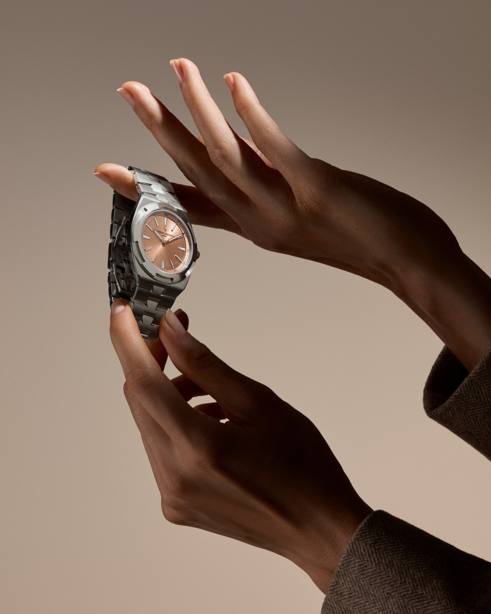 Alternative view - Lifestyle product photo - Watch - Overseas self-winding ultra-thin - 39.55 mm Platinum with Rubber, Alligator leather, 950 platinum straps