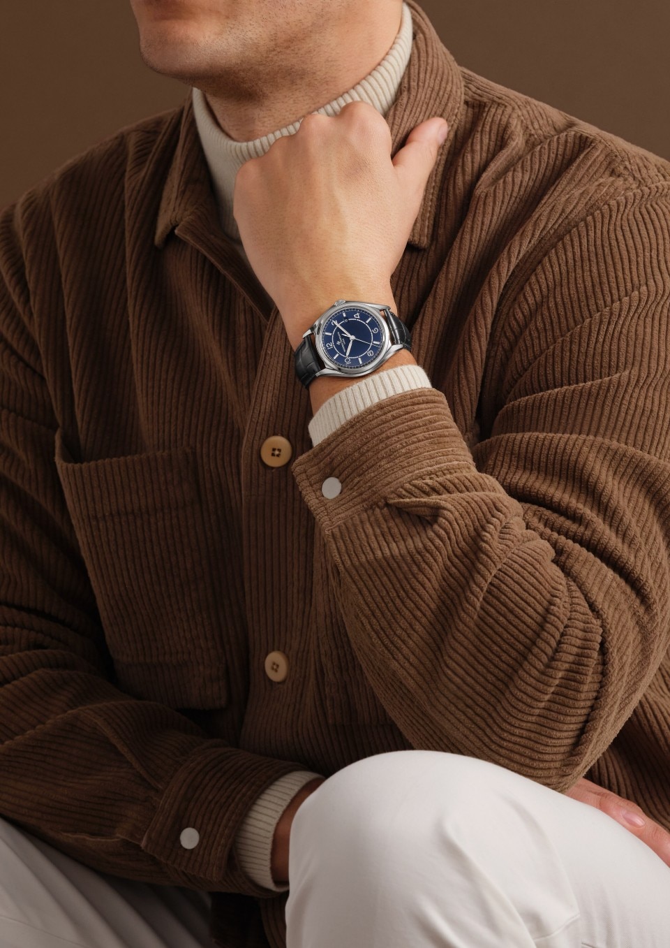 - Фото изделия в стиле Lifestyle - Часы - Fiftysix Автоматический подзавод - 40 mm Сталь c Кожа аллигатора ремешком