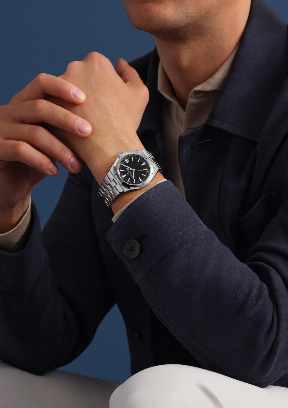 - Фото изделия в стиле Lifestyle - Часы - Overseas с автоматическим подзаводом - 41 mm Сталь c Каучук, Кожа теленка с зернением Ремешки