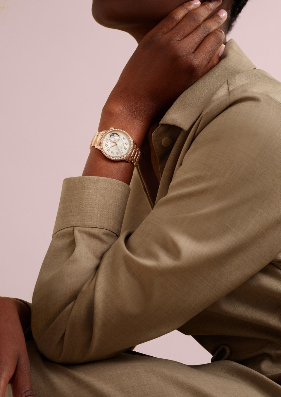  - Lifestyle-Produktfoto - Uhr - Égérie Mondphase - 37 mm Roségold mit 18-karätiges Roségold Armband