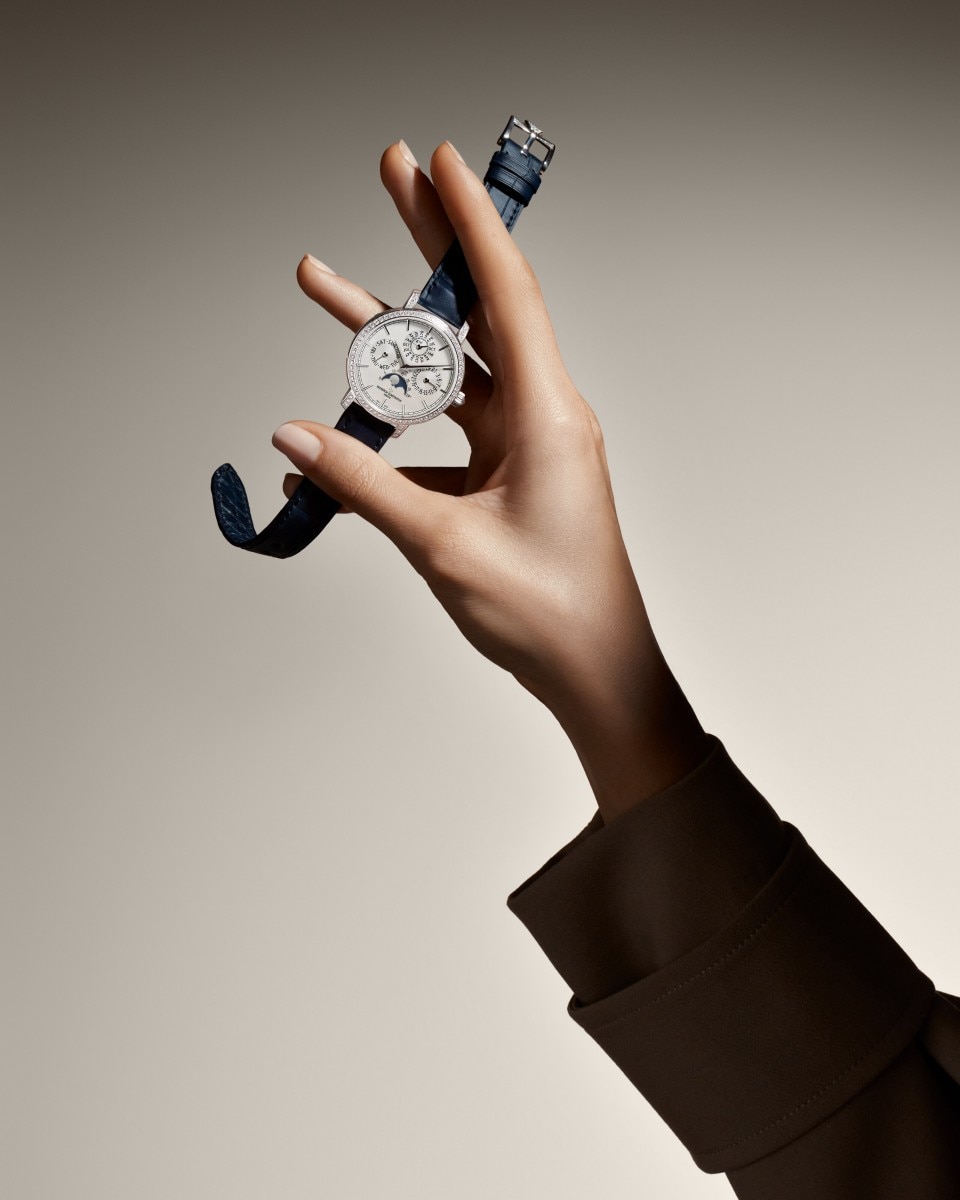 Other view - Lifestyle product photo - Watch - Traditionnelle perpetual calendar ultra-thin - 36.5 mm White Gold with Alligator leather strap