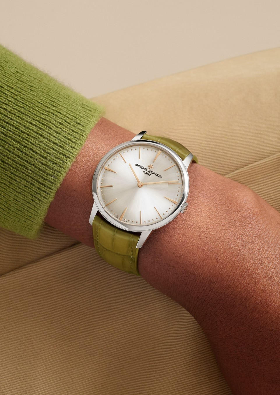 - Фото изделия в стиле Lifestyle - Часы - Patrimony с ручным заводом - 39 mm Белое золото c Кожа аллигатора ремешком