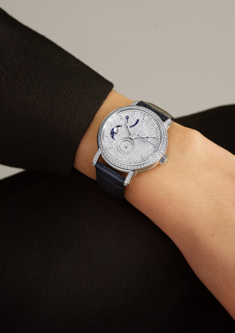  - صورة أسلوب حياة للمنتج - ساعة يد - تراديسيونل مون فايز - 37.5 مم ذهب أبيض مع جلد التمساح حزام