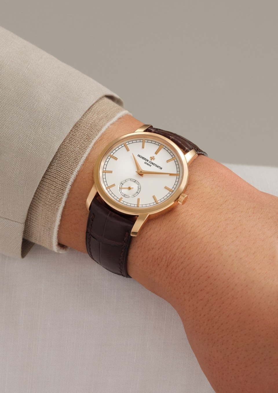 - Фото изделия в стиле Lifestyle - Часы - Traditionnelle с ручным заводом - 38 mm Розовое золото c Кожа аллигатора ремешком