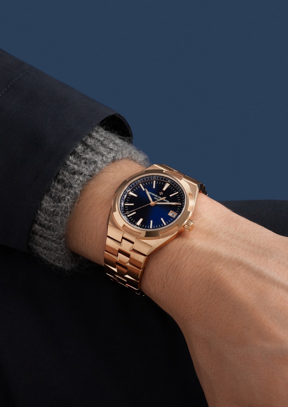 - Фото изделия в стиле Lifestyle - Часы - Overseas с автоматическим подзаводом - 41 mm Розовое золото c Кожа теленка с зернением, Каучук Ремешки