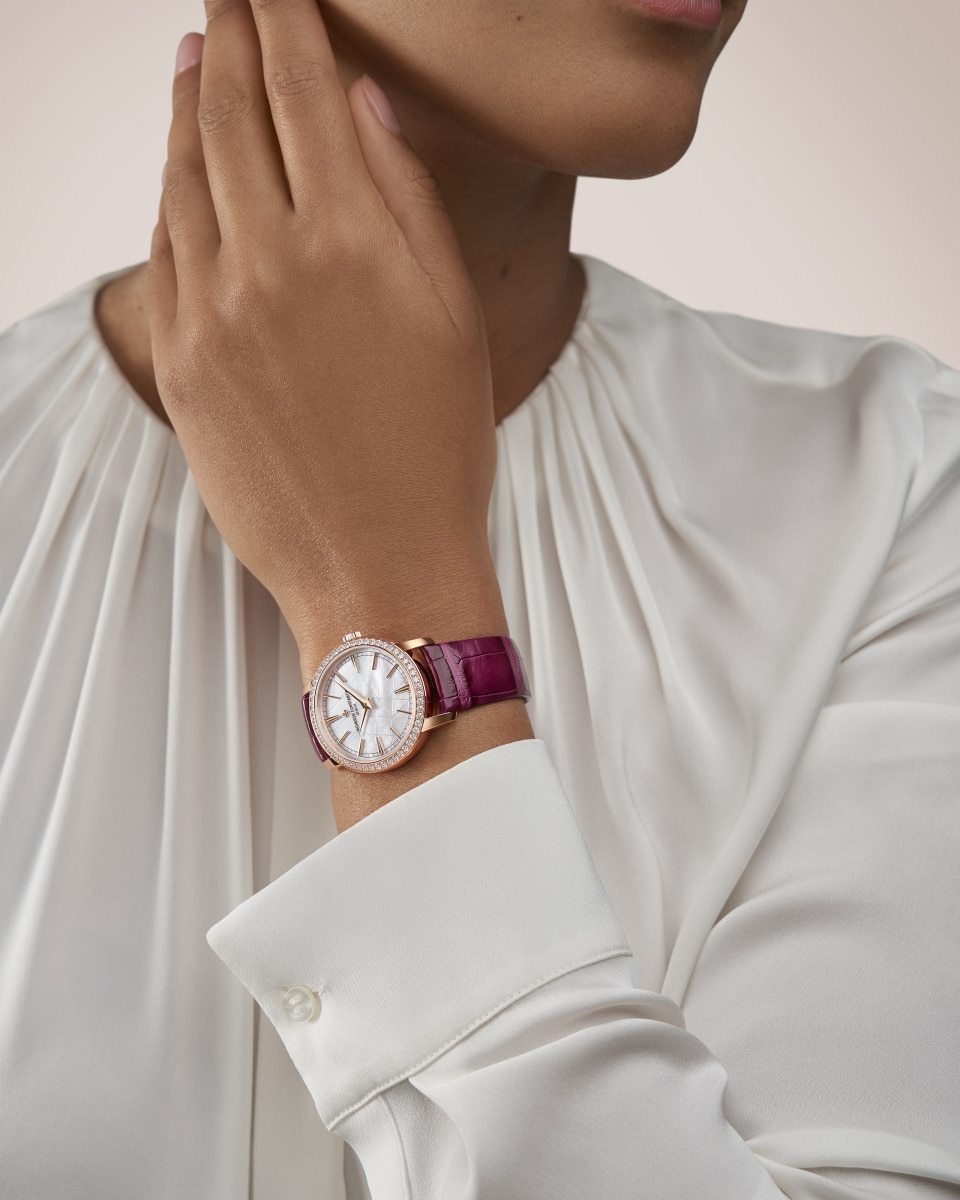 Alternative view - Lifestyle product photo - Watch - Traditionnelle manual-winding - 33 mm Pink Gold with Alligator leather strap