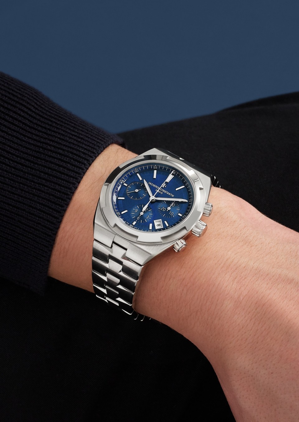 - Фото изделия в стиле Lifestyle - Часы - Overseas с функцией хронографа - 42.5 mm Сталь c Кожа теленка с зернением, Каучук Ремешки