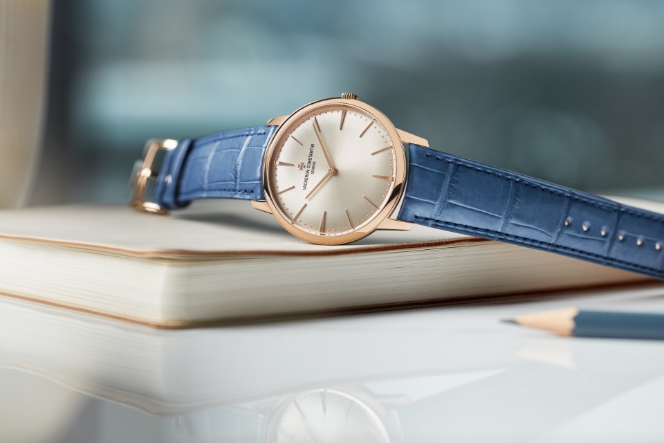 Другие виды обзора - Фото изделия в стиле Lifestyle - Часы - Patrimony с ручным заводом - 39 mm Розовое золото c Кожа аллигатора ремешком