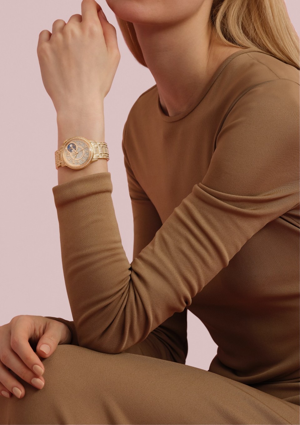 - Фото изделия в стиле Lifestyle - Часы - Égérie с указателем фаз Луны, ювелирная модель - 37 mm Розовое золото c ремешком