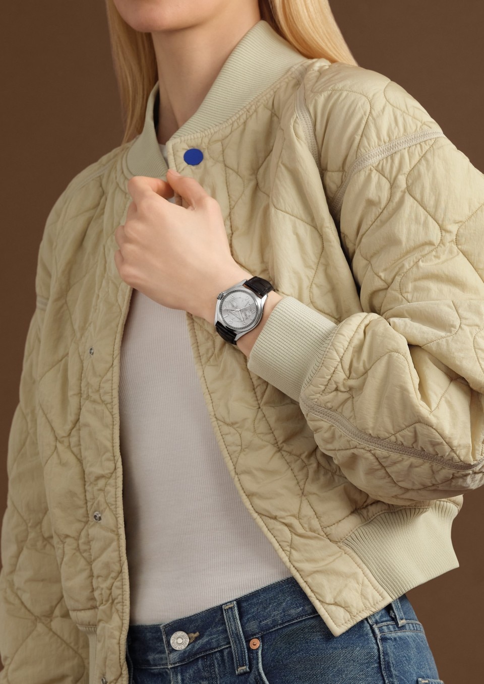 - Фото изделия в стиле Lifestyle - Часы - Fiftysix с индикацией дня недели и даты - 40 mm Сталь c Кожа аллигатора ремешком