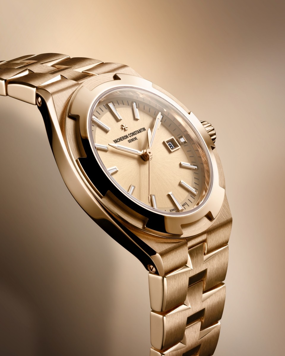 3/4 view - Packshot - Watch - Overseas self-winding - 34.5 mm Pink Gold with Alligator leather, Rubber, 18K pink gold straps