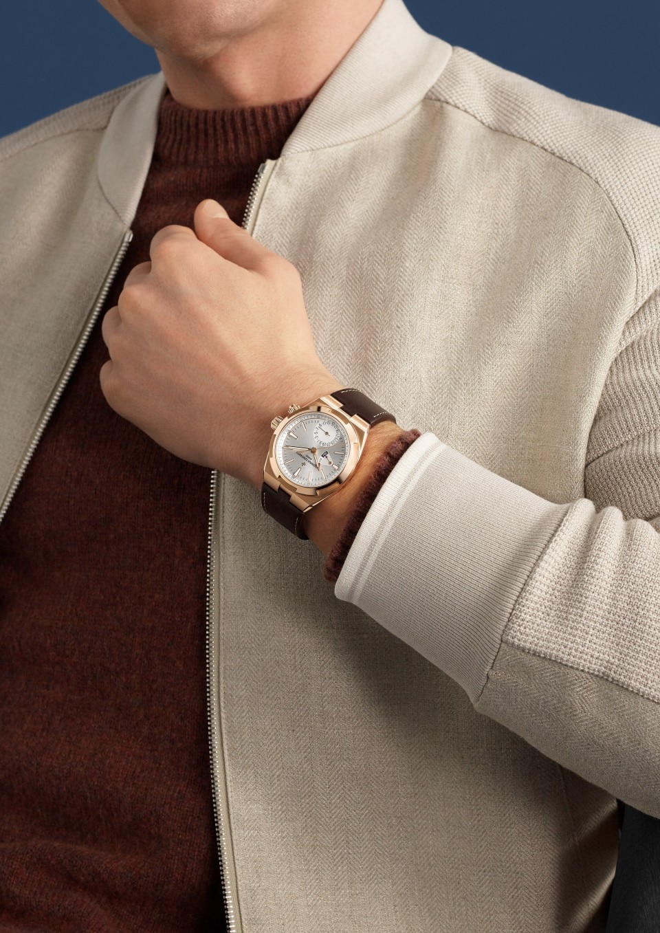 - Фото изделия в стиле Lifestyle - Часы - Overseas с функцией второго часового пояса - 41 mm Розовое золото c Каучук, Кожа теленка с зернением Ремешки