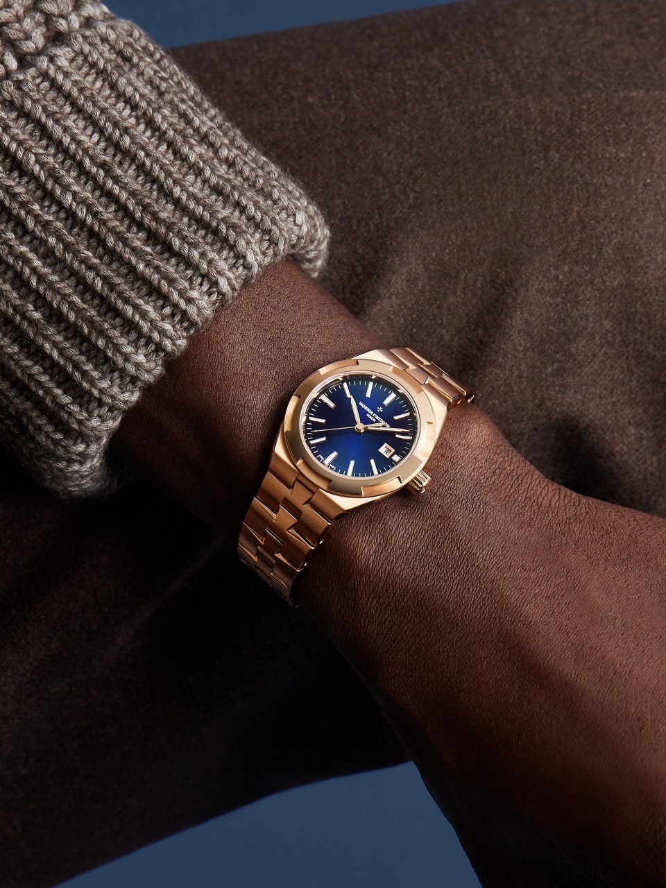 - Lifestyle product photo - Watch - Overseas self-winding - 34.5 mm Pink Gold with Rubber, Grained calfskin leather straps