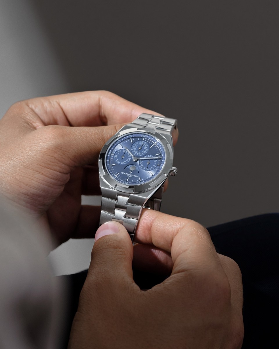 Alternative view - Lifestyle product photo - Watch - Overseas perpetual calendar ultra-thin - 41.5 mm White Gold with Rubber, White Gold straps