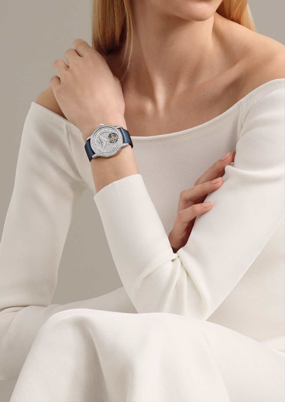 - Фото изделия в стиле Lifestyle - Часы - Traditionnelle с турбийоном, ювелирная модель - 39 mm Белое золото c Атлас, Кожа аллигатора Ремешки