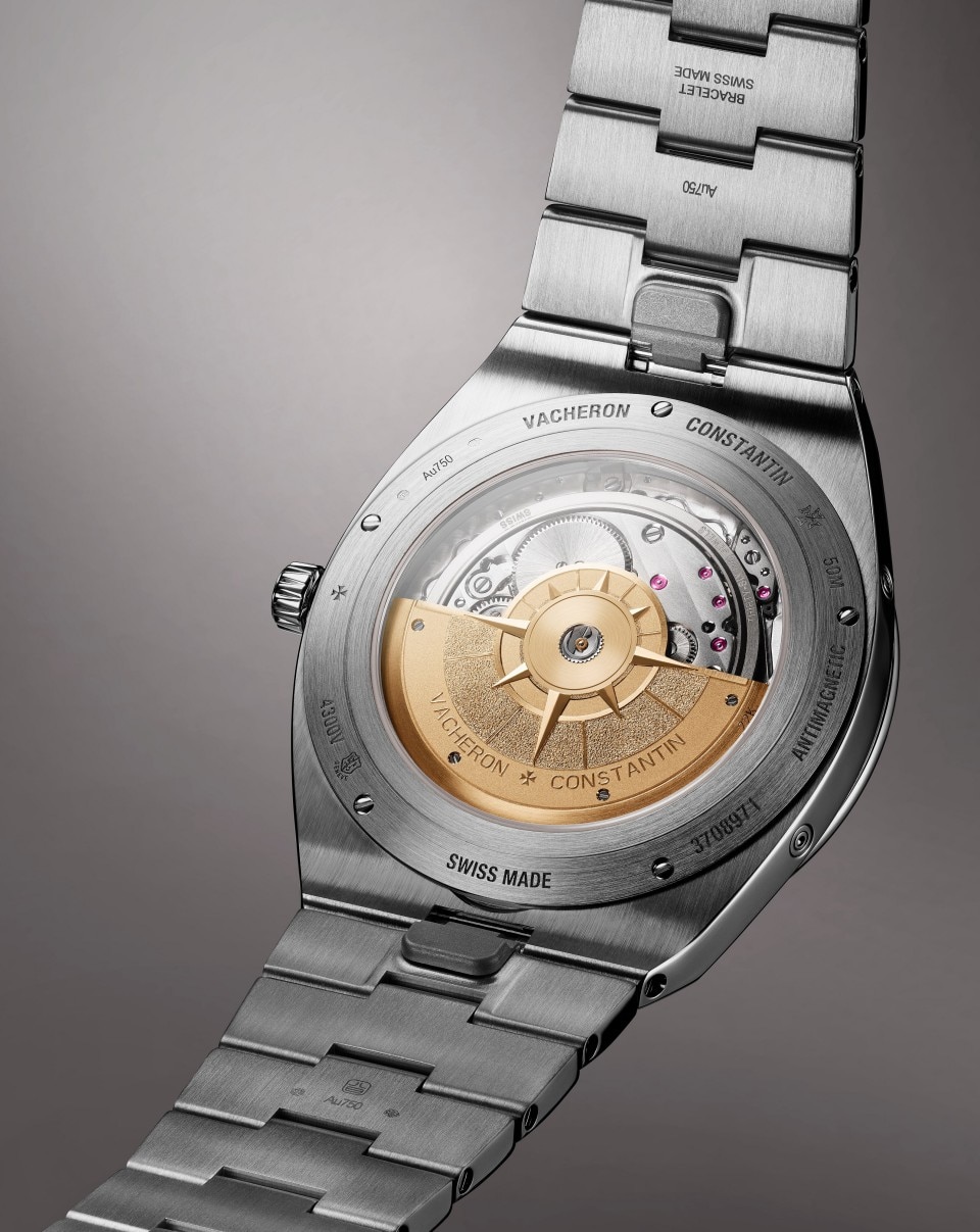 Vue 3/4 - Plan produit - Montre - Overseas quantième perpétuel ultra-plate - 41,5 mm Or blanc avec Caoutchouc bracelet