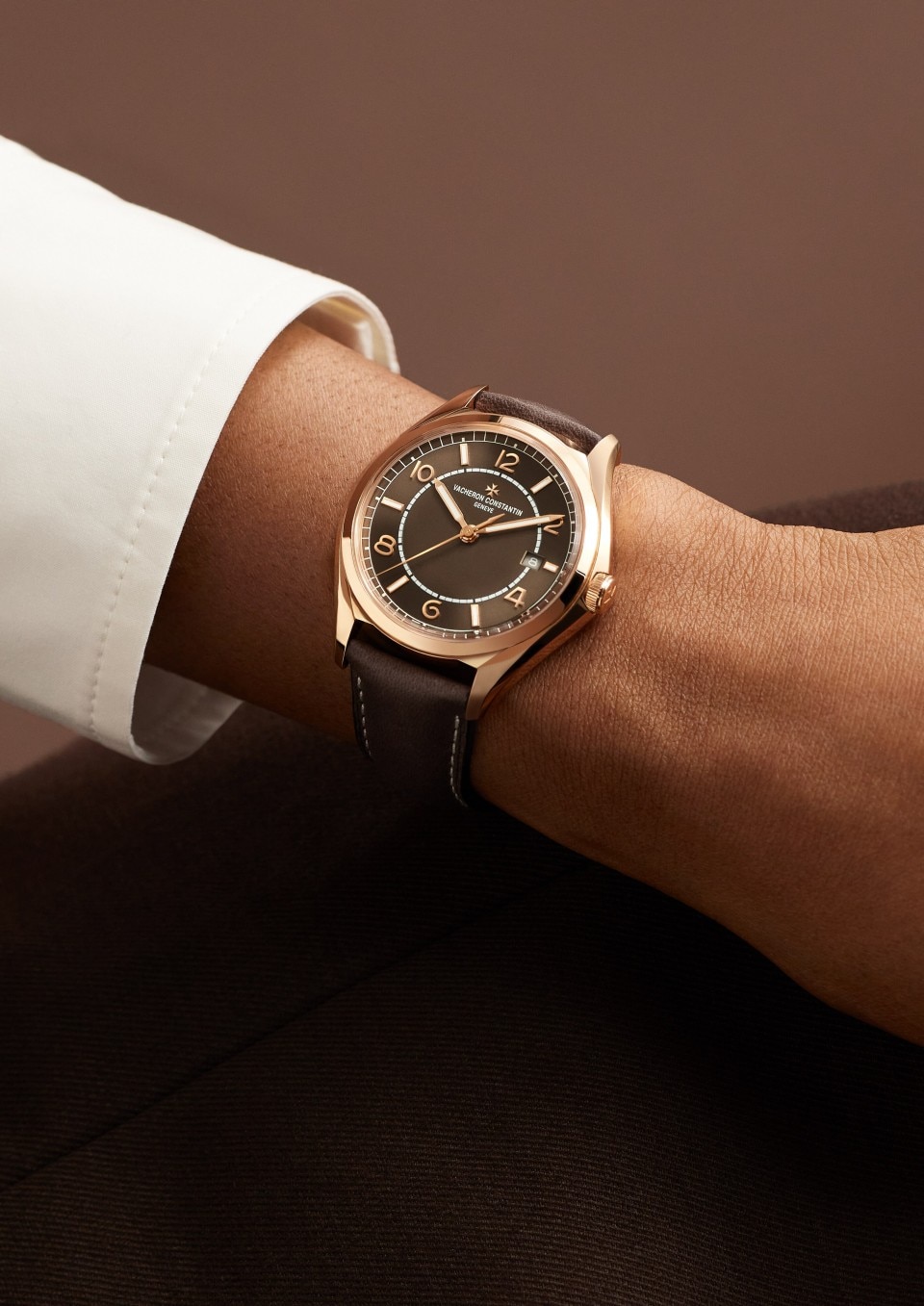 - Фото изделия в стиле Lifestyle - Часы - Fiftysix Автоматический подзавод - 40 mm Розовое золото c Кожа теленка ремешком